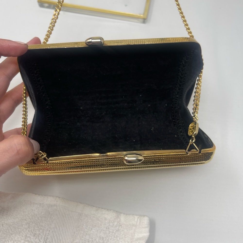 Gold Chain Clutch with 🎀 Accent - Picture 11 of 13